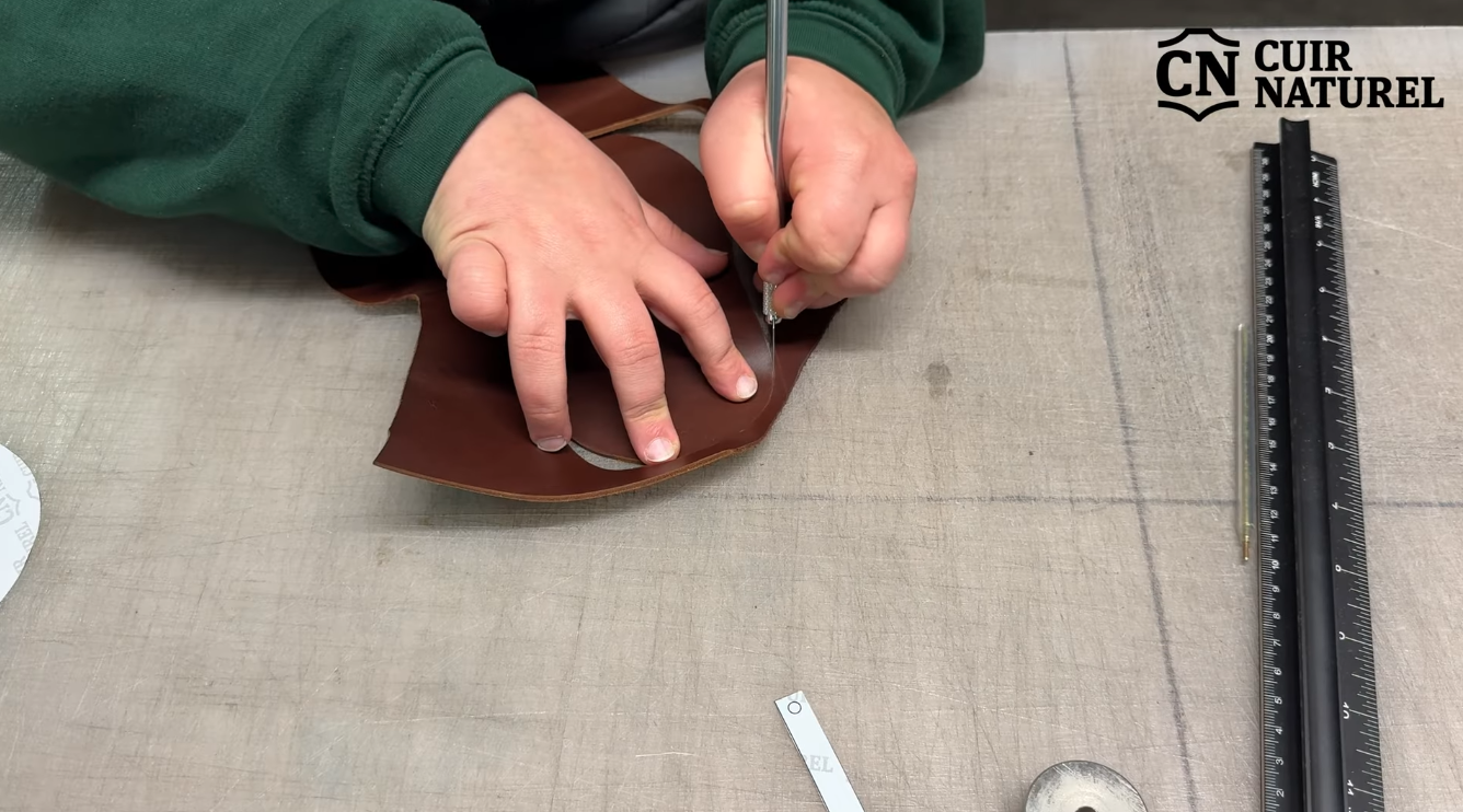 Découpe du cuir avec un cutter